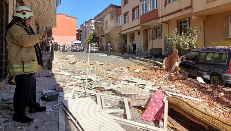 Sultangazi’de binada patlama