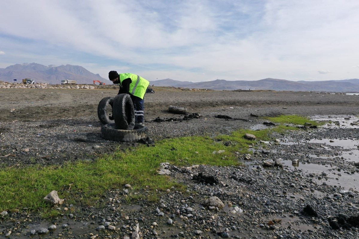 Van Gölü’nde, çekilmenin olduğu bölgelerde 40 ton çöp toplandı