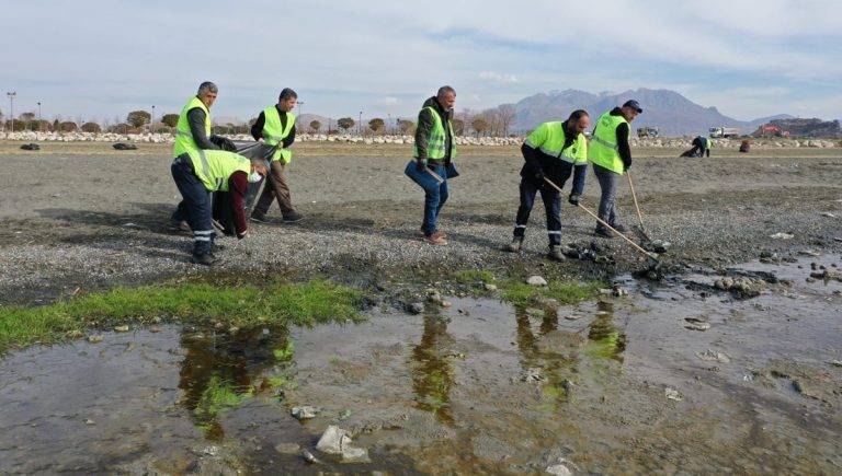 Van Gölü’nde, çekilmenin olduğu bölgelerde 40 ton çöp toplandı
