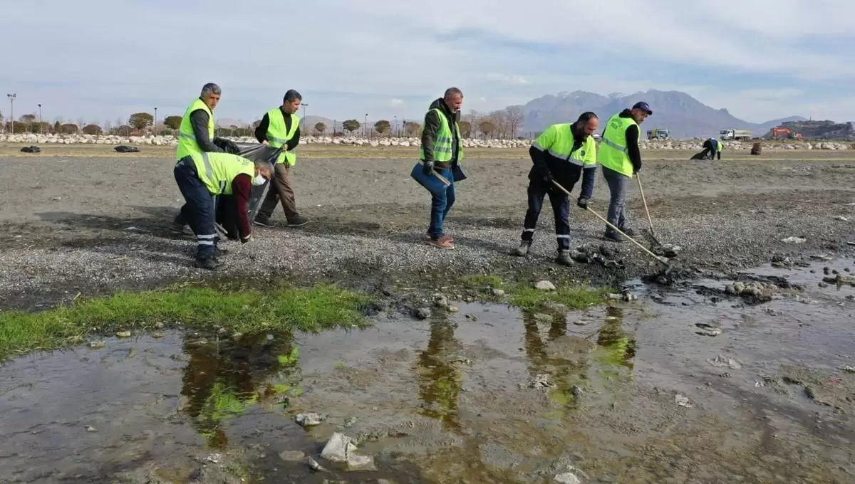 Van Gölü’nde, çekilmenin olduğu bölgelerde 40 ton çöp toplandı