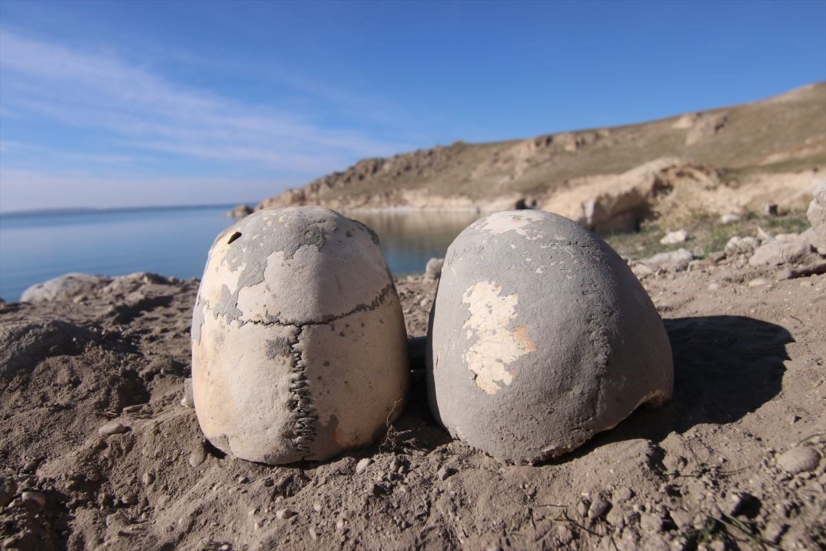vanda demir cagina ait insan kemikleri seramik ve comlek parcalari bulundu 1