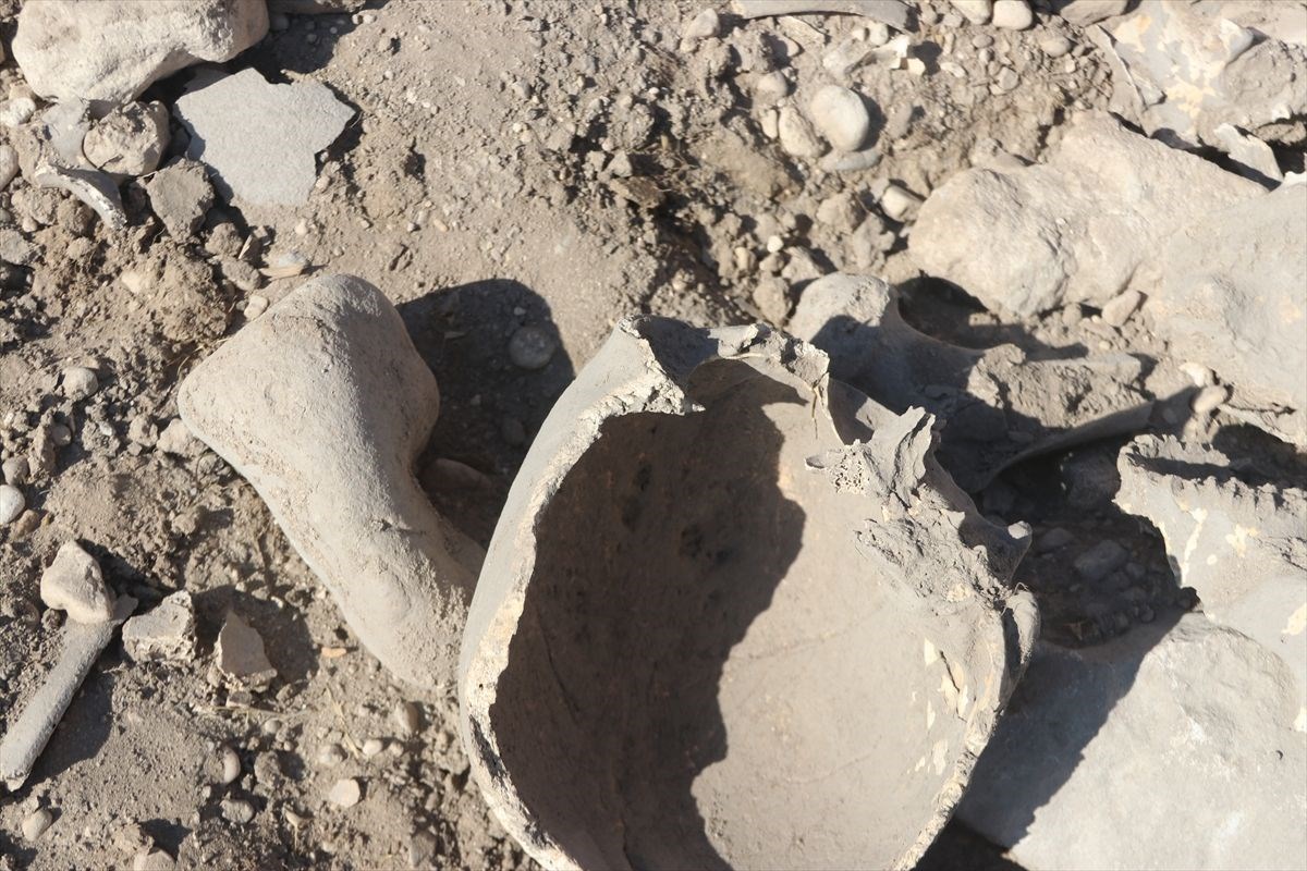 vanda demir cagina ait insan kemikleri seramik ve comlek parcalari bulundu 12