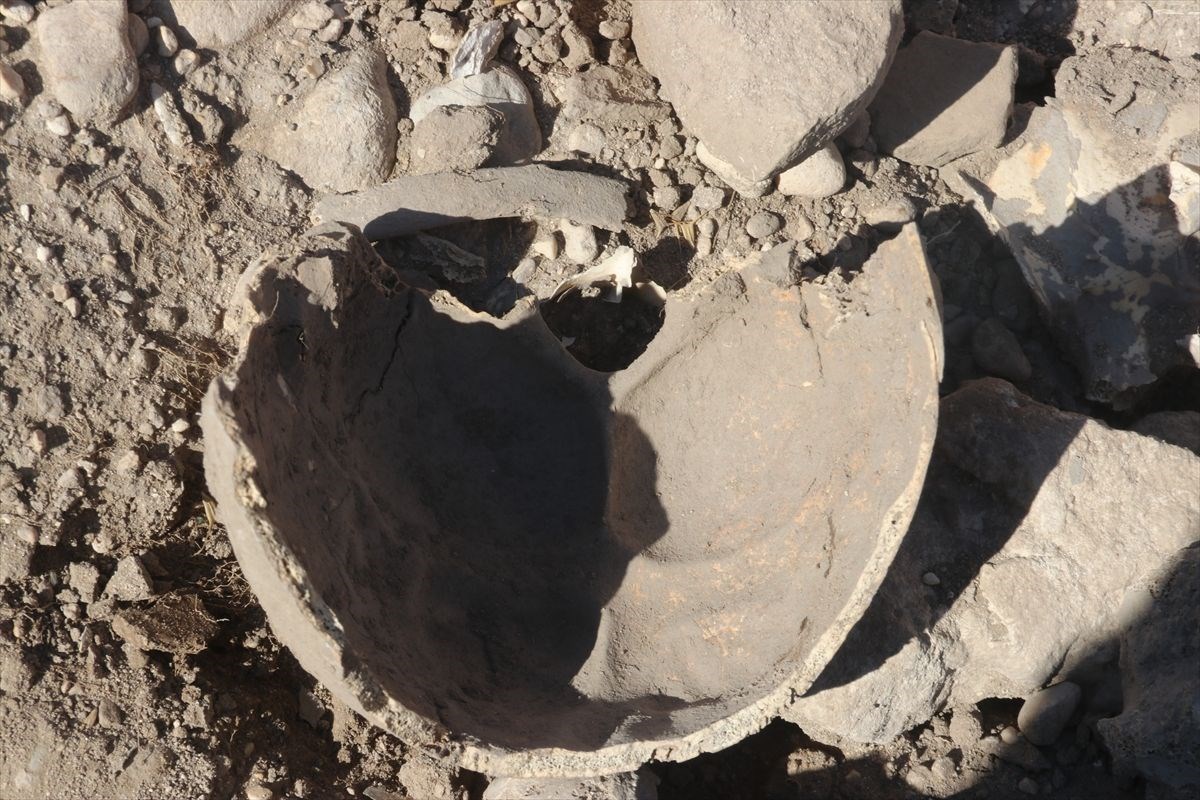 vanda demir cagina ait insan kemikleri seramik ve comlek parcalari bulundu 14