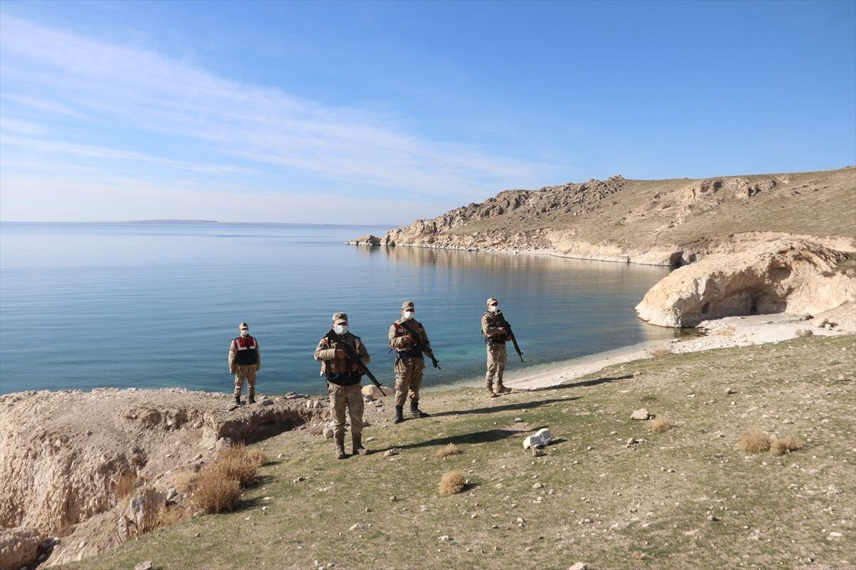 vanda demir cagina ait insan kemikleri seramik ve comlek parcalari bulundu 17