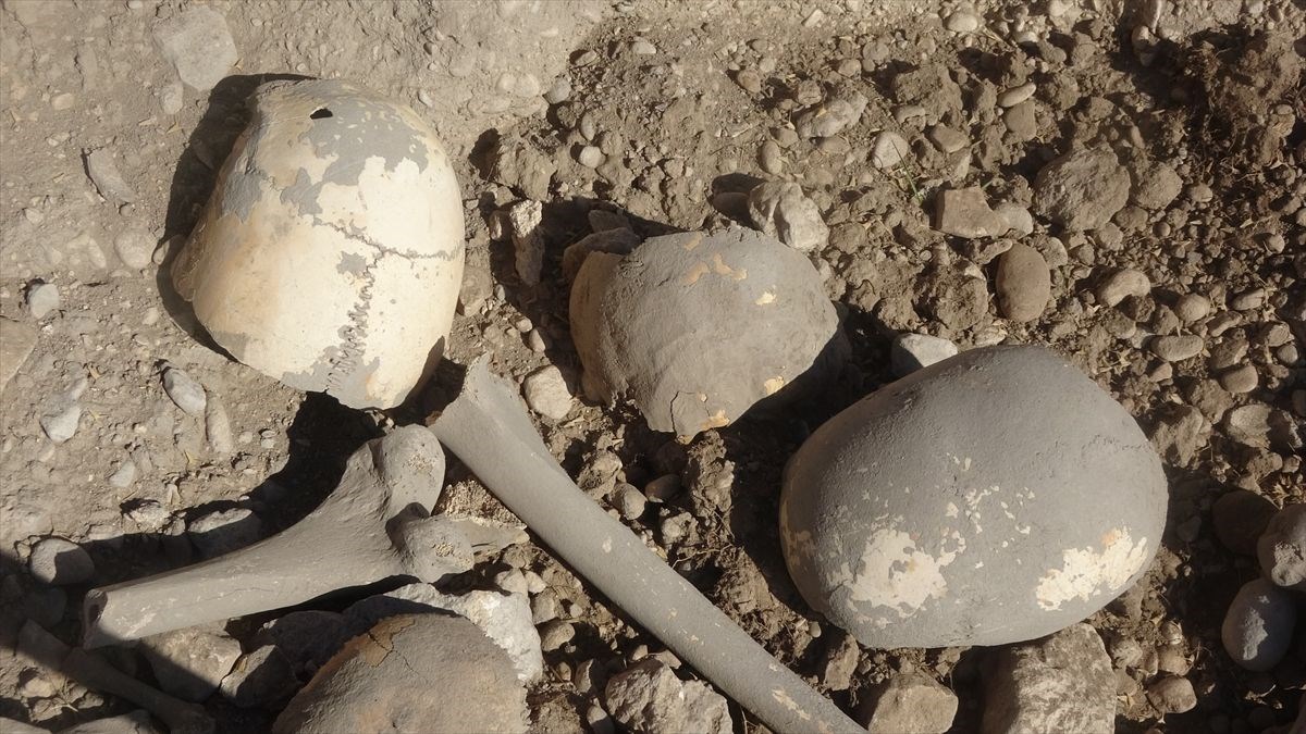 vanda demir cagina ait insan kemikleri seramik ve comlek parcalari bulundu 2