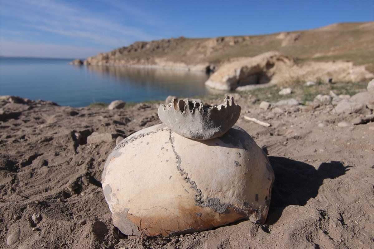vanda demir cagina ait insan kemikleri seramik ve comlek parcalari bulundu 4