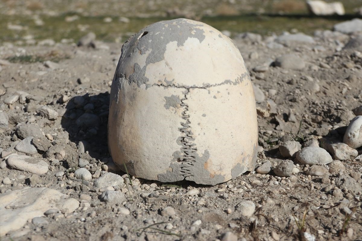 vanda demir cagina ait insan kemikleri seramik ve comlek parcalari bulundu 8