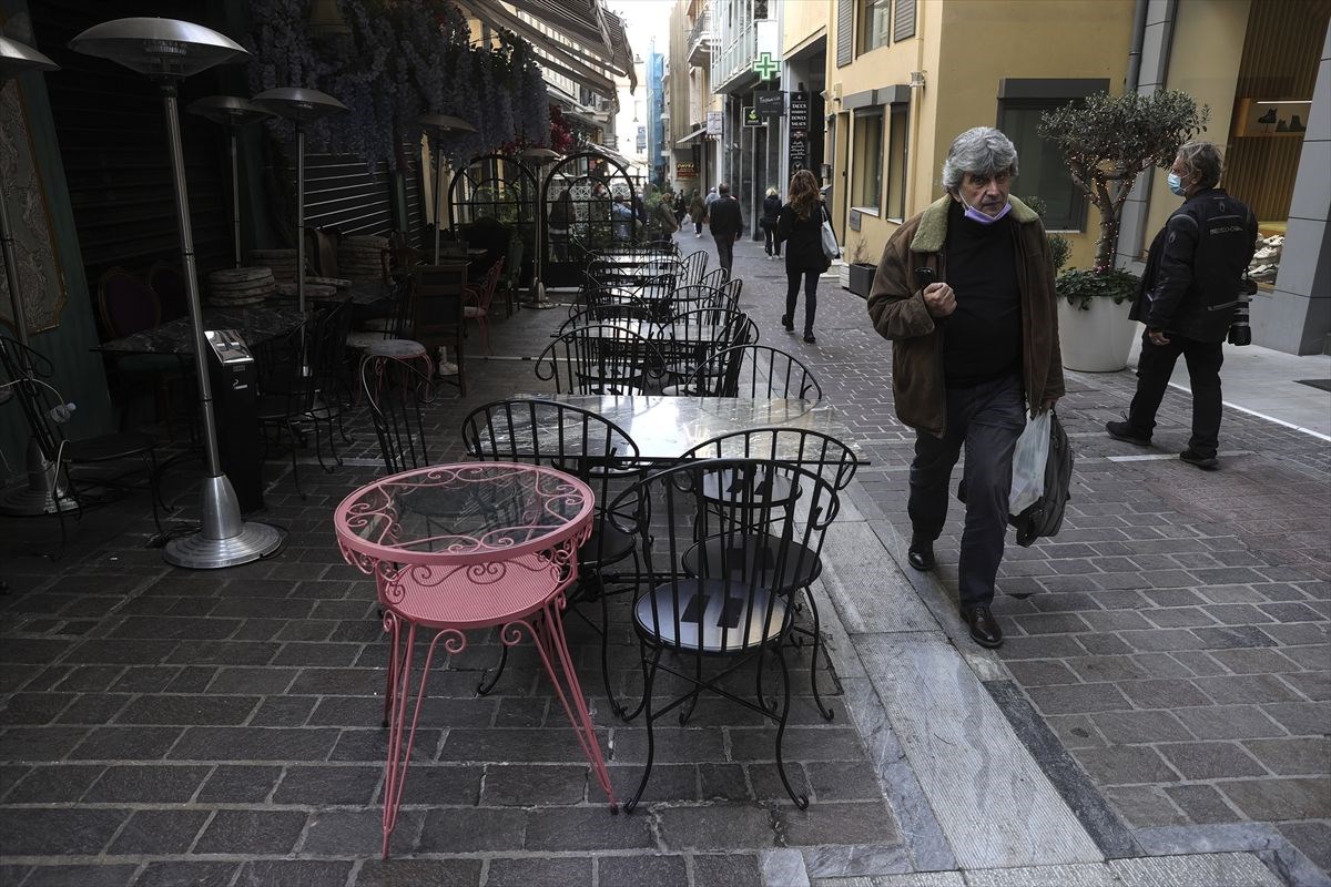 Yunanistan’da çoğu lokanta ve kafe Covid-19 kısıtlamaları nedeniyle kepenk kapattı