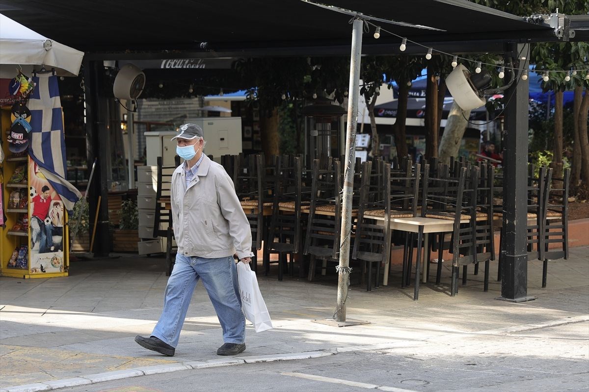 Yunanistan’da çoğu lokanta ve kafe Covid-19 kısıtlamaları nedeniyle kepenk kapattı