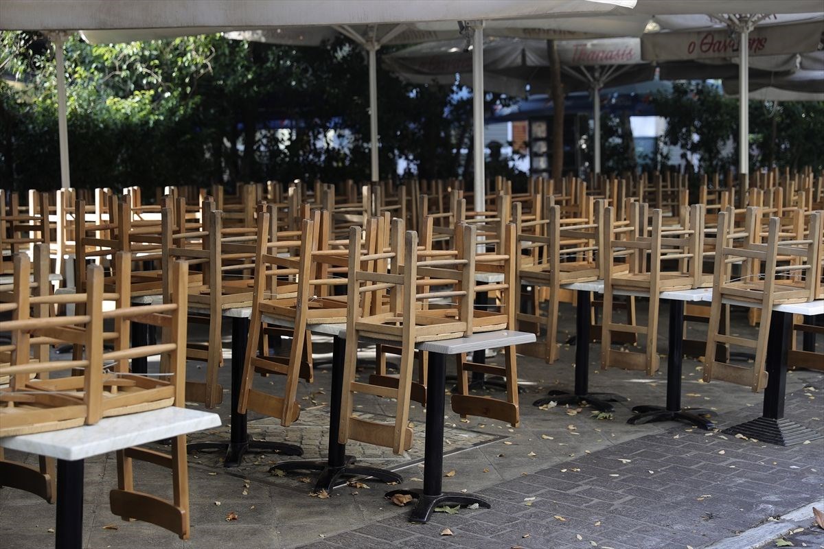 Yunanistan’da çoğu lokanta ve kafe Covid-19 kısıtlamaları nedeniyle kepenk kapattı
