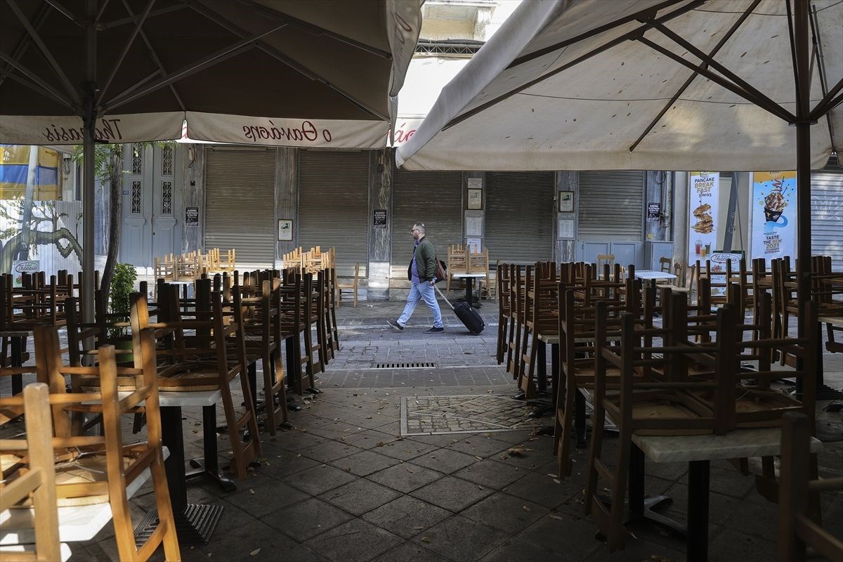 Yunanistan’da çoğu lokanta ve kafe Covid-19 kısıtlamaları nedeniyle kepenk kapattı