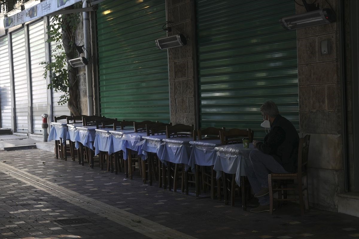 Yunanistan’da çoğu lokanta ve kafe Covid-19 kısıtlamaları nedeniyle kepenk kapattı