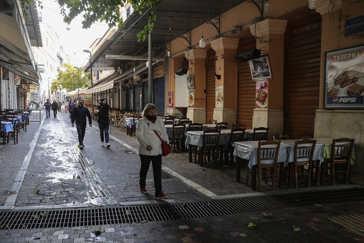 Yunanistan’da çoğu lokanta ve kafe Covid-19 kısıtlamaları nedeniyle kepenk kapattı