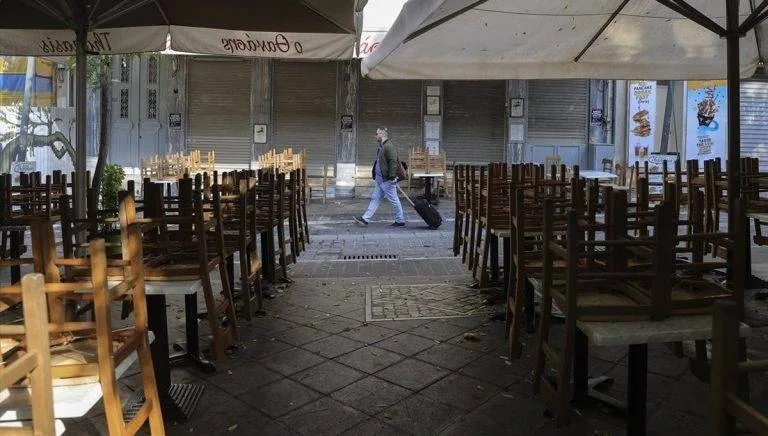 Yunanistan’da çoğu lokanta ve kafe Covid-19 kısıtlamaları nedeniyle kepenk kapattı