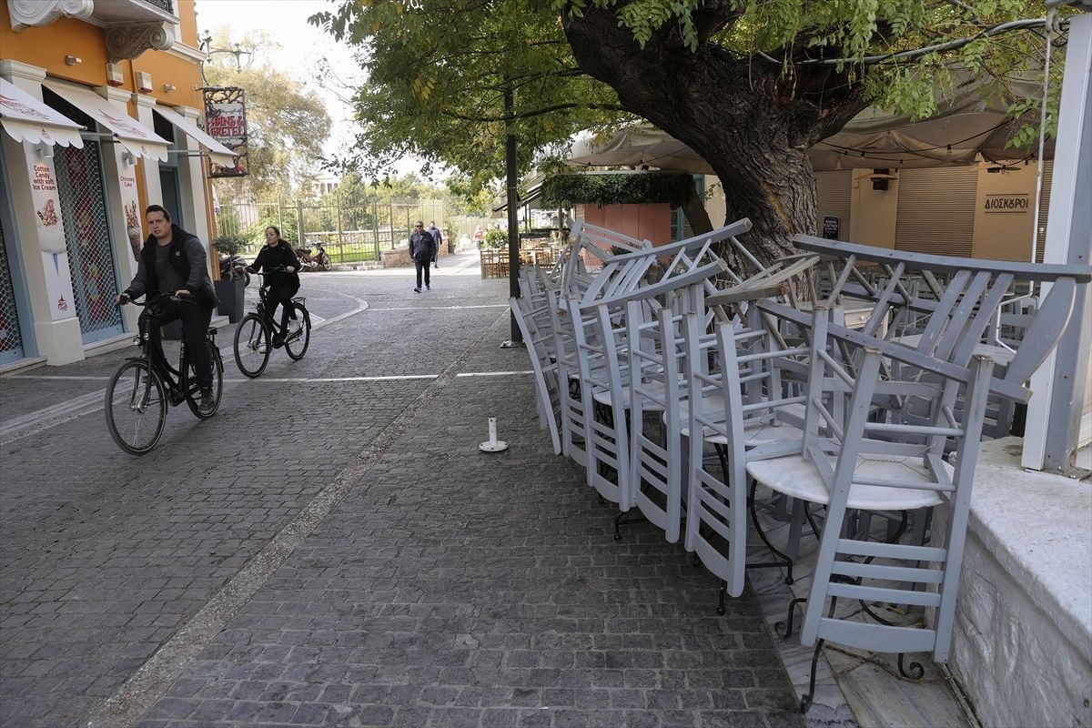 Yunanistan’da çoğu lokanta ve kafe Covid-19 kısıtlamaları nedeniyle kepenk kapattı