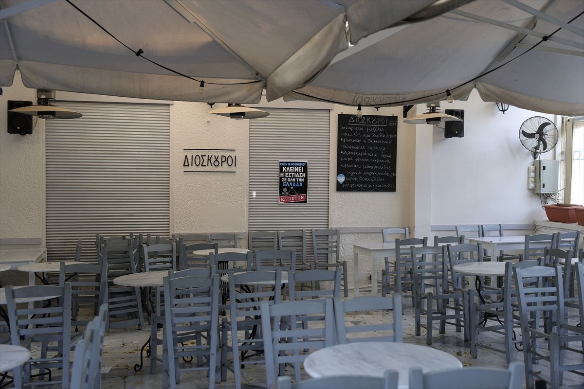 Yunanistan’da çoğu lokanta ve kafe Covid-19 kısıtlamaları nedeniyle kepenk kapattı