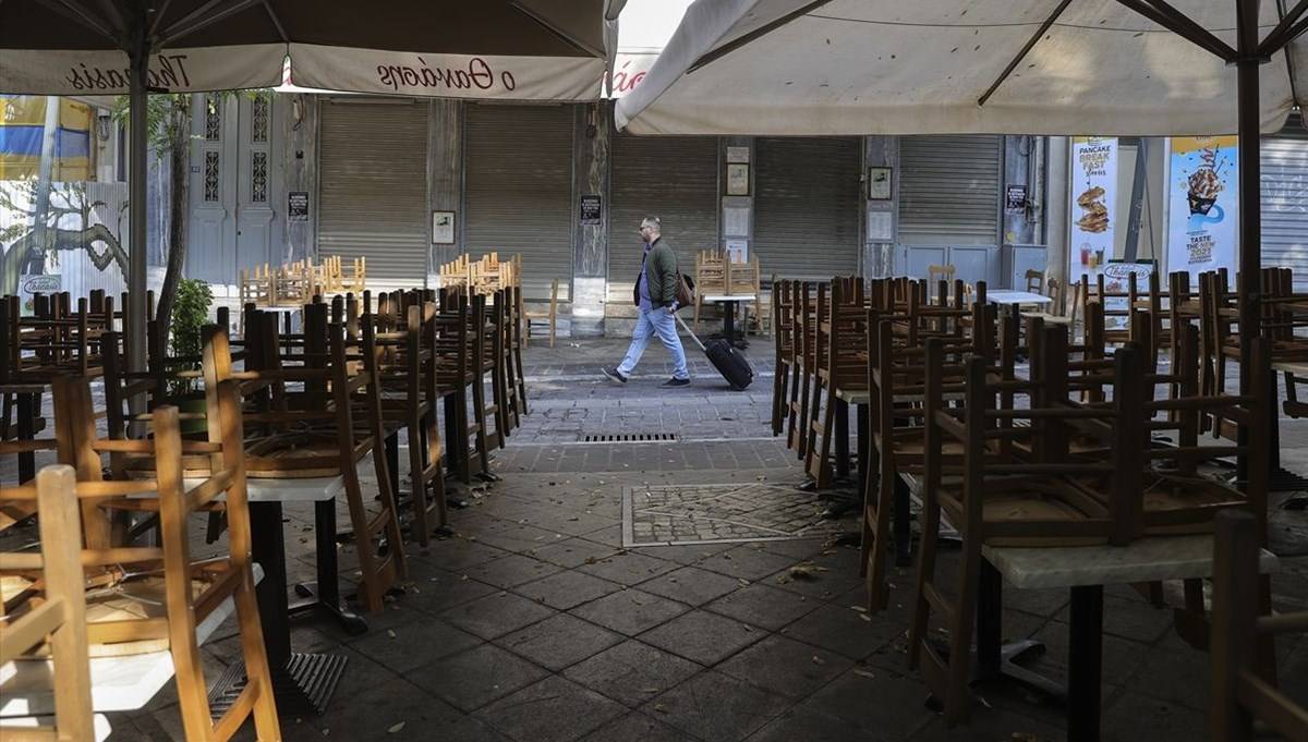 Yunanistan’da çoğu lokanta ve kafe Covid-19 kısıtlamaları nedeniyle kepenk kapattı