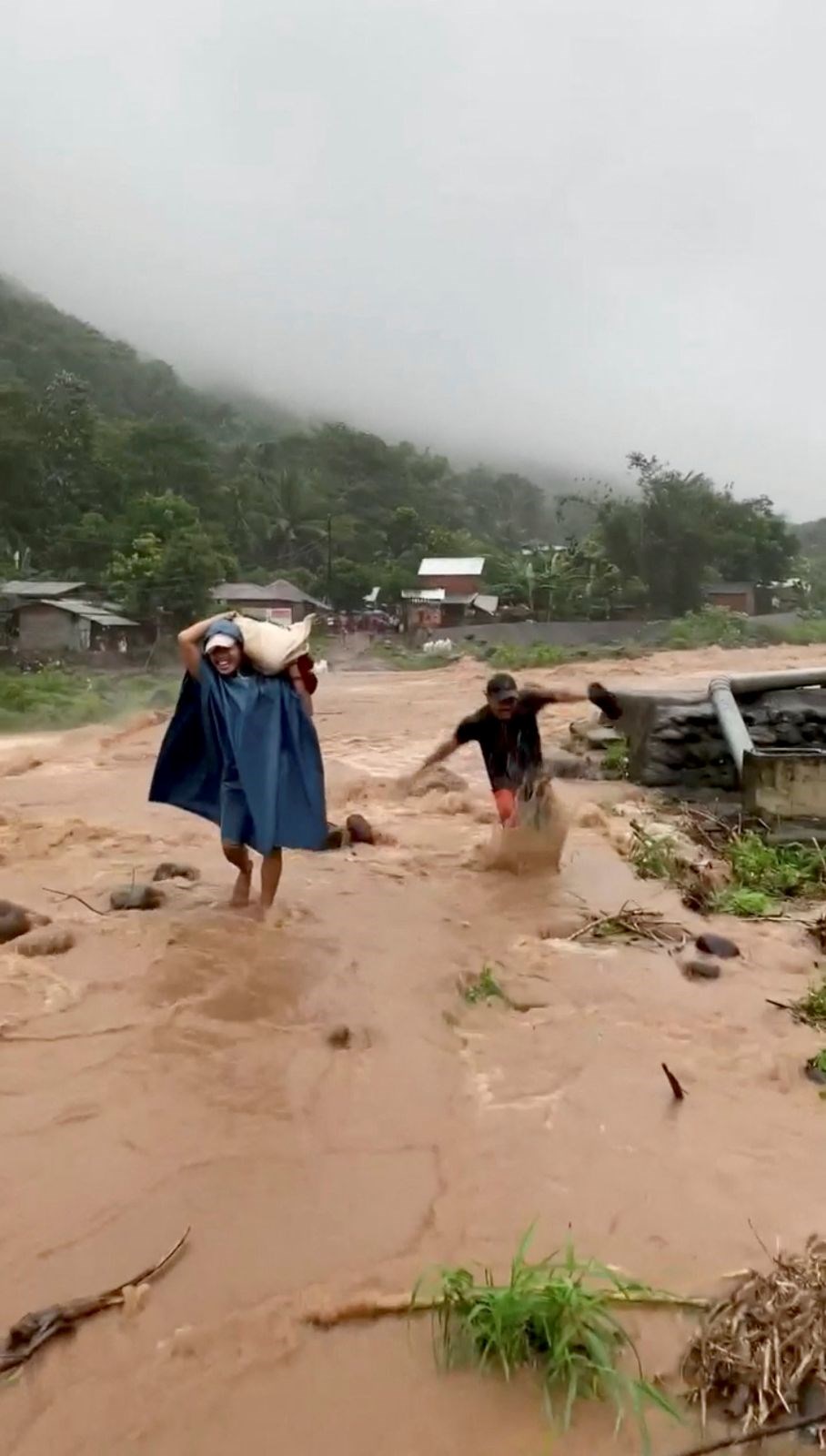 rai tayfununun vurdugu filipinlerde olu sayisi 375e yukseldi 12