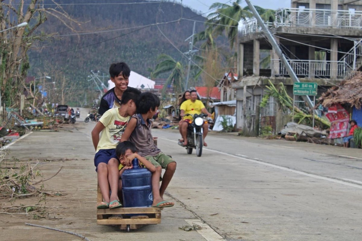 rai tayfununun vurdugu filipinlerde olu sayisi 375e yukseldi 2