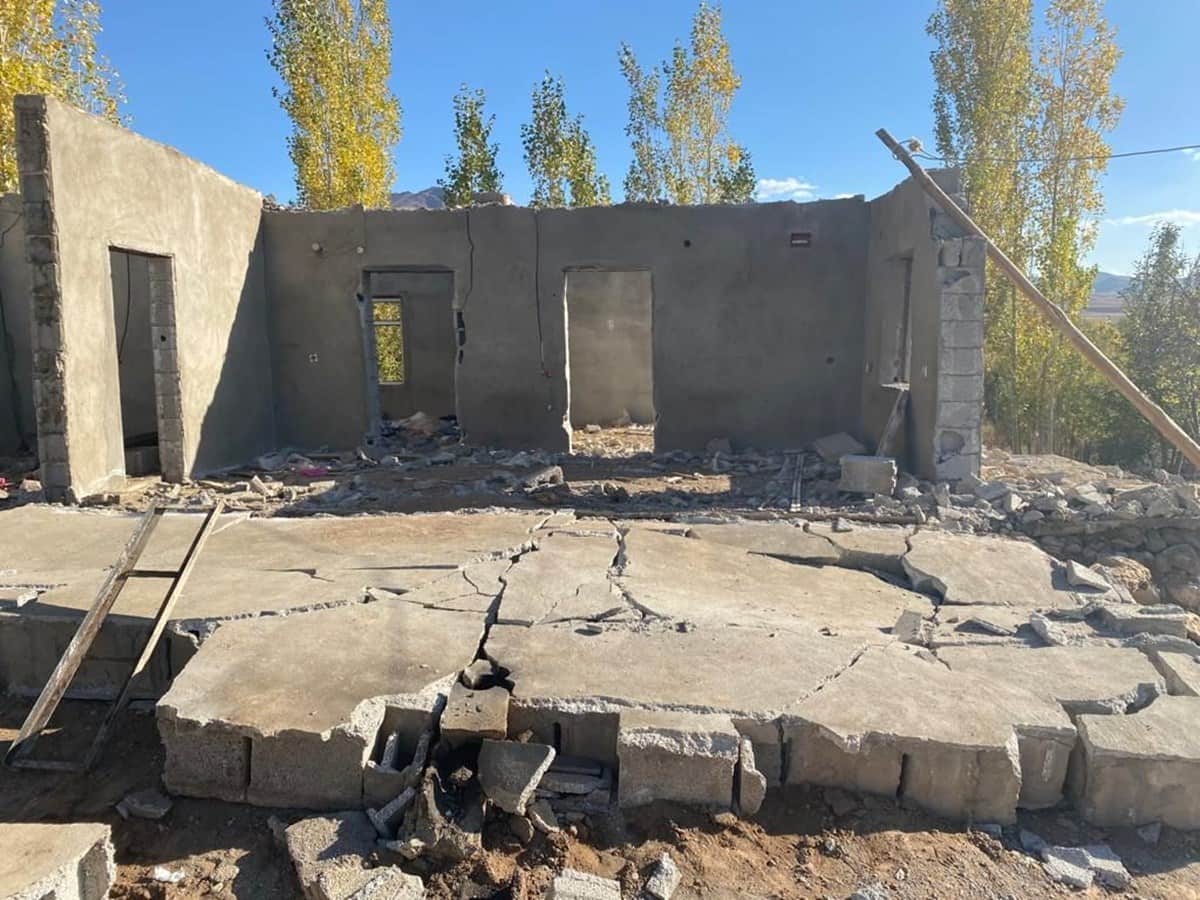 Van’da kullanılmayan evini yıkan kişi duvarın altında kalarak öldü