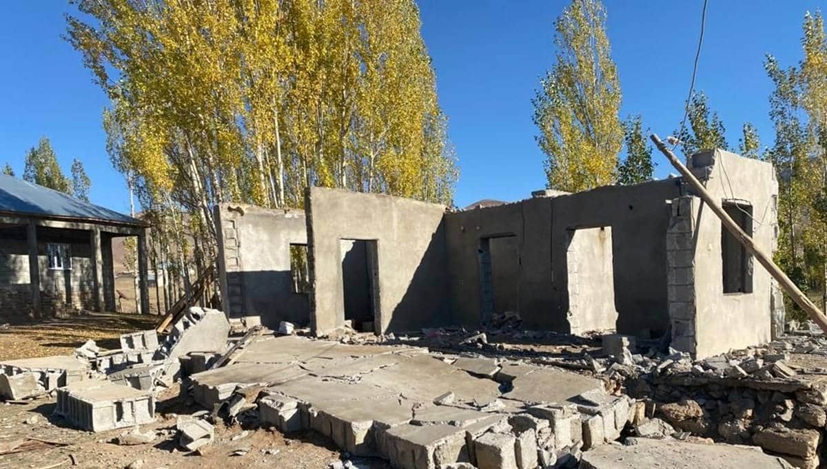 Van’da kullanılmayan evini yıkan kişi duvarın altında kalarak öldü